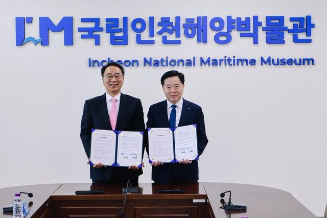 7일 국립인천해양박물관에서 우동식 박물관장(왼쪽)과 이경규 인천항만공사(IPA) 사장이 참석한 가운데 양 기관의 상호 발전을 위한 업무협약이 체결됐다./IPA
