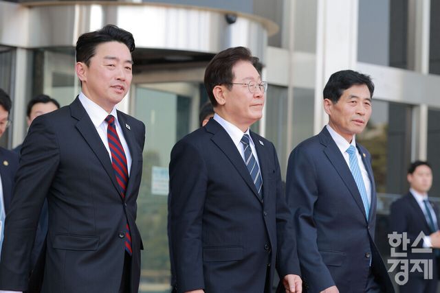 이재명 대통령이 2일 오후 서울 여의도 국회 본회의장에서 26.2조 규모 ‘전쟁 추경안’에 대한 시정연설후 강훈식 대통령 비서실장과 국회를 떠나고 있다.[사진공동취재단] 2026.04.02