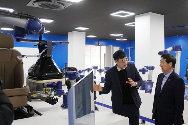 지난 2월 구윤철 부총리 겸 재정경제부 장관이 브릴스 인천 송도 본사 현장을 방문해 로봇 혁신 기술을 참관했다. 전진 브릴스 대표(왼쪽)가 구 부총리에게 자동차 부품 정밀검사 솔루션에 대해 설명하고 있다./브릴스