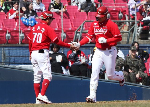 김재환(오른쪽)이 시범경기에서 홈런을 친 후 베이스를 돌고 있다. /SSG 랜더스 제공