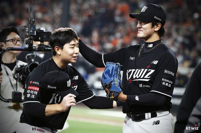 이강민(왼쪽)이 고영표의 격려를 받고 있다. /KT 위즈 제공