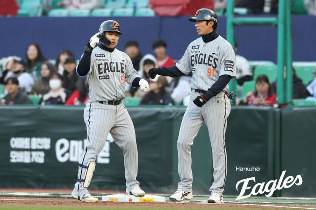 문현빈(왼쪽) 1회 초 선취점을 올린 후 세리머니하고 있다. /한화 이글스 제공