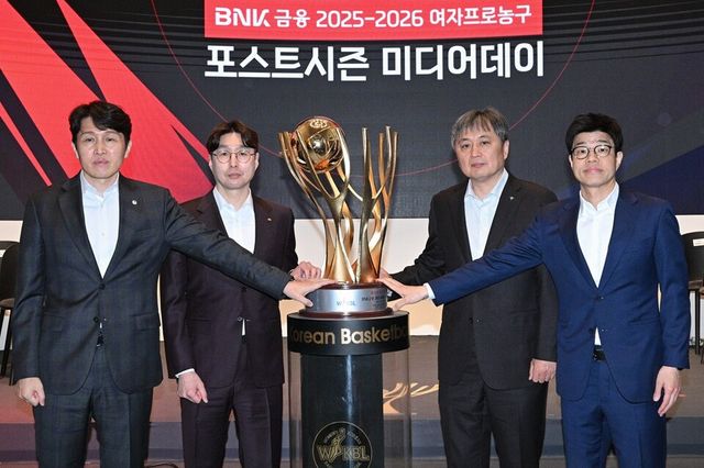 위성우(왼쪽부터) 우리은행 감독, 김완수 KB 감독, 이상범 하나은행 감독, 하상윤 삼성생명 감독이 챔프전 트로피를 두고 촬영하고 있다. /WKBL 제공