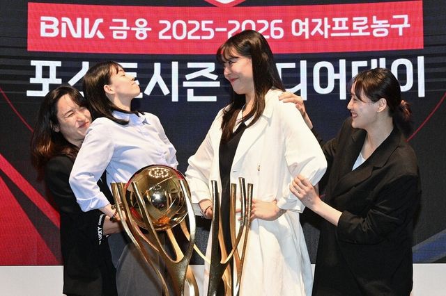 김단비(왼쪽부터), 강계리, 박지수, 강이슬이 포즈를 취하고 있다. /WKBL 제공