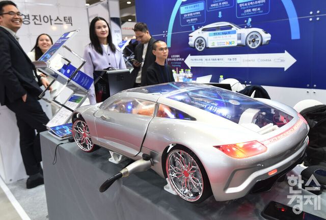 2026 한국전자제조산업전 x 오토모티브월드코리아가 8일 서울 강남구 코엑스 A홀에서 개막된 가운데 참관객들이 FPT 부스서 AI 기반 모빌리티로 확장 시스템을 둘러보고 있다./ 이호형 기자 leemario@sporbiz.co.kr 2026.04.08
