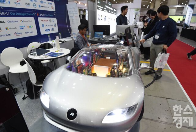2026 한국전자제조산업전 x 오토모티브월드코리아가 8일 서울 강남구 코엑스 A홀에서 개막된 가운데 참관객들이 FPT 부스서 AI 기반 모빌리티로 확장 시스템을 둘러보고 있다./ 이호형 기자 leemario@sporbiz.co.kr 2026.04.08