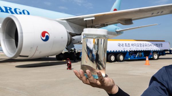 실증을 위해 대한항공 항공기에 급유되는 지속가능항공유(SAF)를 관계자가 선보이고 있다./대한항공