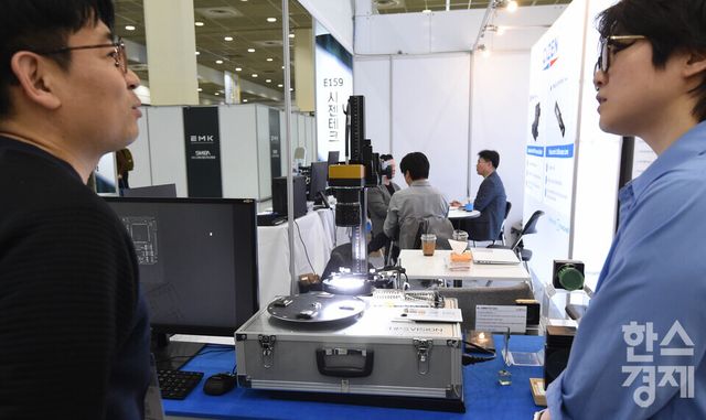 2026 한국전자제조산업전 x 오토모티브월드코리아가 8일 서울 강남구 코엑스 A홀에서 개막된 가운데 참관객이 TIPSVISION 부스서 Japan Bopixel 장비 설명을 듣고 있다./ 이호형 기자 leemario@sporbiz.co.kr 2026.04.08