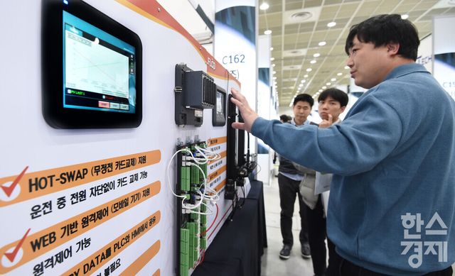 2026 한국전자제조산업전 x 오토모티브월드코리아가 8일 서울 강남구 코엑스 A홀에서 개막된 가운데 참관객들이 CNFTeck 부스서 ICT 기반의 플렉스 원격제어 시스템 설명을 듣고 있다./ 이호형 기자 leemario@sporbiz.co.kr 2026.04.08