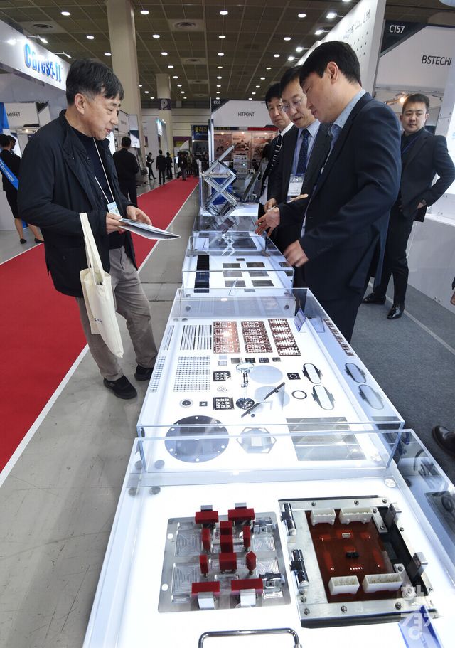 2026 한국전자제조산업전 x 오토모티브월드코리아가 8일 서울 강남구 코엑스 A홀에서 개막된 가운데 참관객들이 영진아스텍 부스서 포토 엣칭 제품을 둘러보고 있다./ 이호형 기자 leemario@sporbiz.co.kr 2026.04.08