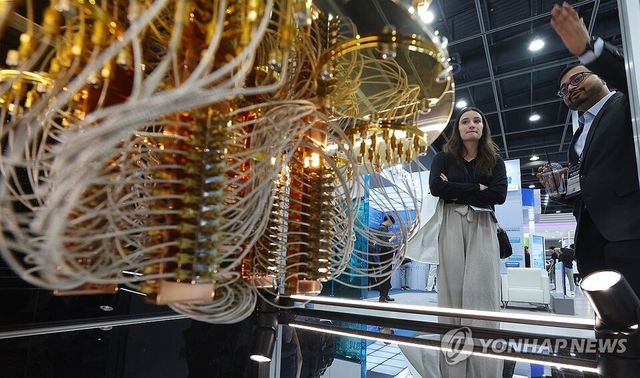 글로벌 빅테크 관심에 힘입어 양자컴퓨터 관련 상장지수펀드(ETF)가 급등세를 이어가고 있다. 사진은 2025년 6월 열린 '퀀텀 코리아 2025'에 전시된 샹들리에 구조의 양자컴퓨터 모형 모습. /사진=연합뉴스