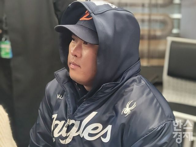 류현진이 7일 등판 후 더그아웃에서 취재진과 인터뷰에 나서고 있다. /신희재 기자