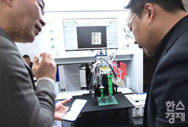 2026 한국전자제조산업전 x 오토모티브월드코리아가 8일 서울 강남구 코엑스 A홀에서 개막된 가운데 참관객이 MEST 부스서 스마트 Dispensing 장비 설명을 듣고 있다./ 이호형 기자 leemario@sporbiz.co.kr 2026.04.08