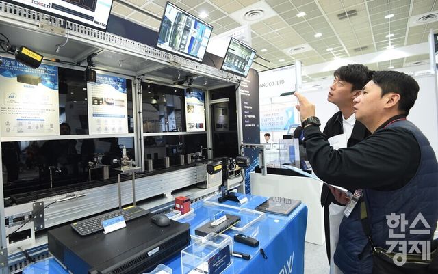 2026 한국전자제조산업전 x 오토모티브월드코리아가 8일 서울 강남구 코엑스 A홀에서 개막된 가운데 참관객들이 VODA 부스서 AI 영상 분석 기반 NVR 장비를 둘러보고 있다./ 이호형 기자 leemario@sporbiz.co.kr 2026.04.08