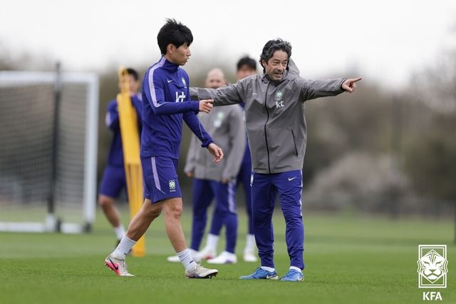 주앙 아로소 축구 대표팀 수석코치(오른쪽). /KFA 제공