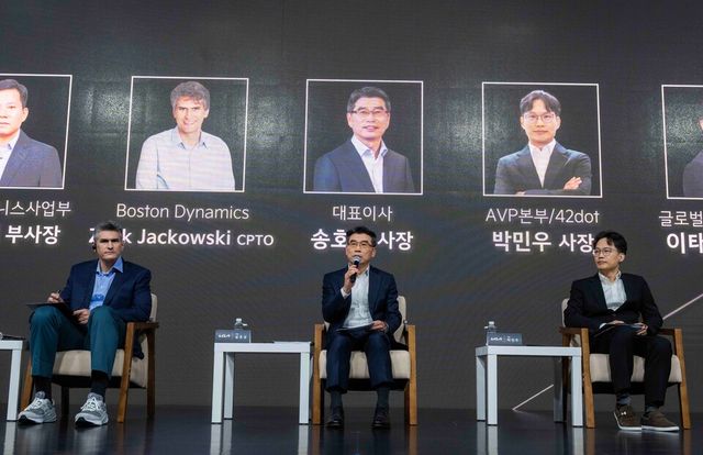 (왼쪽부터) 잭&nbsp;재코우스키(Zachary&nbsp;Jackowski)&nbsp;보스턴다이나믹스 아틀라스&nbsp;개발&nbsp;총괄, 송호성 기아 사장, 박민우 현대자동차-기아&nbsp;AVP본부장 사장의 모습./기아