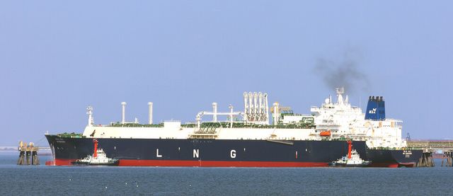 미국과 이스라엘의 공습을 받은 이란의 호르무즈 해협 봉쇄 영향으로 액화천연가스(LNG) 가격 상승 우려가 커지고 있는 가운데 인천 연수구 송도 한국가스공사 인천생산기지 터미널에 LNG 수송선이 정박해 있다./연합뉴스