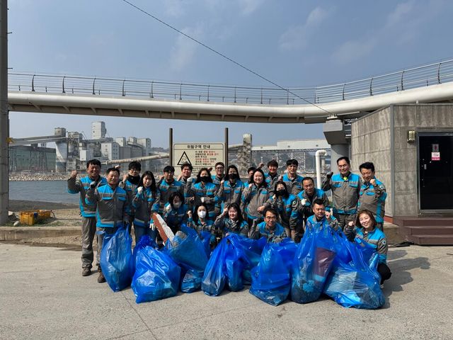 삼표시멘트 임직원들이 지난 3월 27일 삼척시 관내 주요 하천의 수질 개선과 수자원 보호를 위한 환경 정화활동을 실시한 후 기념촬영을 하고 있다./삼표시멘트