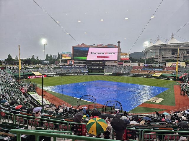 비 내리는 인천 SSG랜더스필드. /연합뉴스