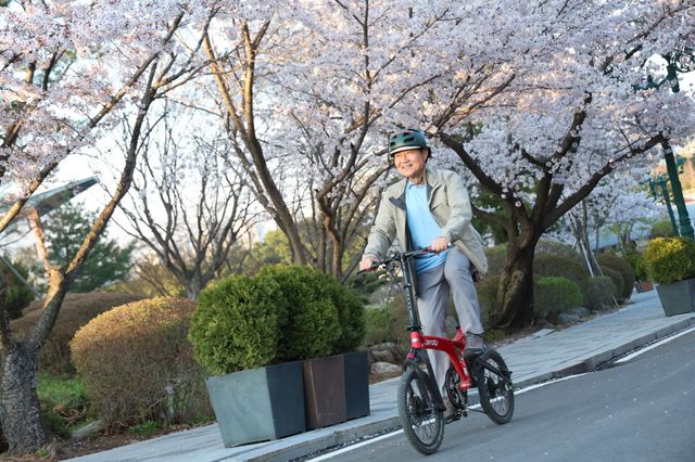 우희종 회장이 자전거를타고 출퇴근하고 있다. /한국마사회 제공