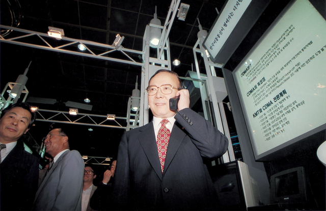 1995년&nbsp;6월&nbsp;12일 ’정보통신 전시관 행사’에서 경상현 전 정보통신부 장관이&nbsp;CDMA&nbsp;시험통화를 하고 있는 모습