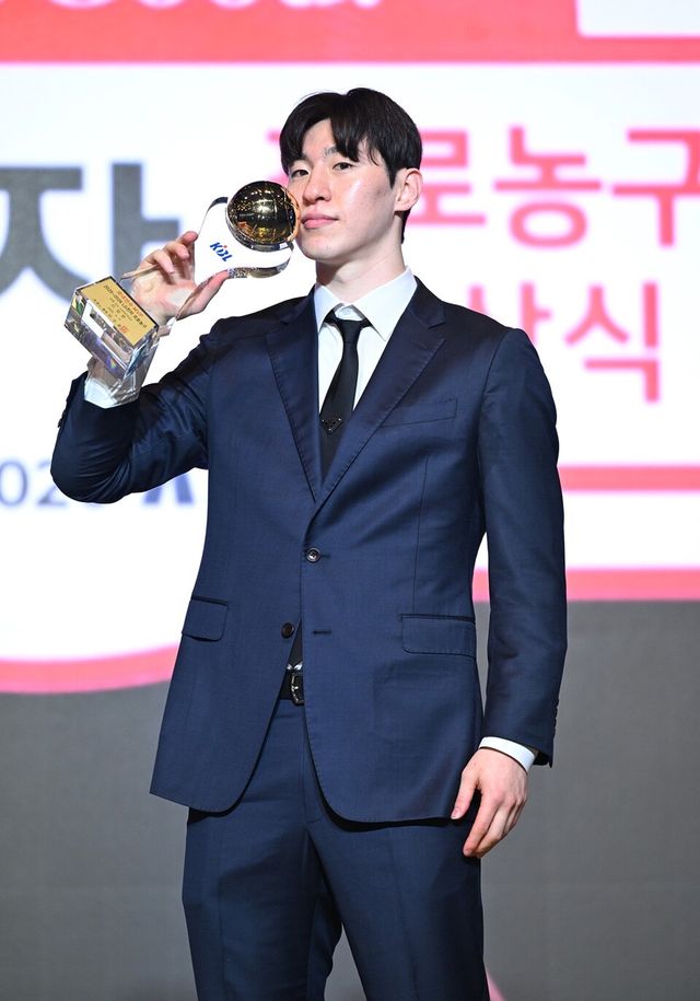 이정현이 MVP 트로피를 들고 포즈를 취하고 있다. /KBL 제공