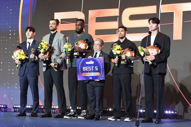 이정현(왼쪽부터), 마레이, 워니,&nbsp;페르난데즈 필리핀 대사, 알바노, 안영준. /KBL 제공