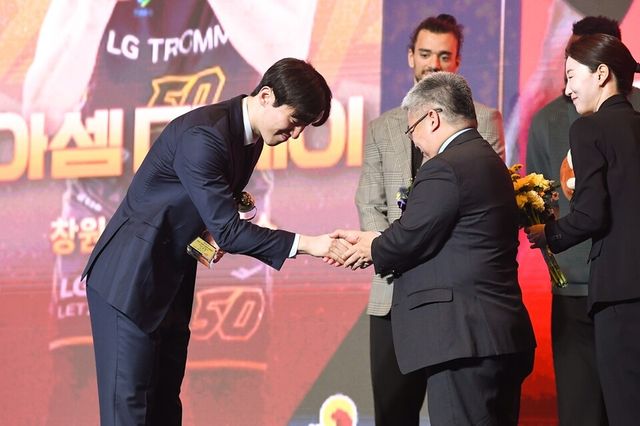 이정현(왼쪽)이 베스트5 수상 후 악수하고 있다. /KBL 제공