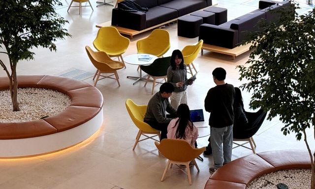 한국앤컴퍼니그룹 임직원들이 판교 본사 테크노플렉스 내 공용 공간에서 자유롭게 의견을 나누고 있다./한국앤컴퍼니그룹