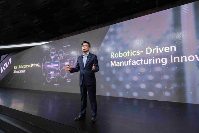 송호성 기아 사장이 9일 9일 서울 중구 신라호텔에서 열린 '2026&nbsp;CEO&nbsp;인베스터&nbsp;데이(CEO&nbsp;Investor&nbsp;Day)'에서&nbsp;기아의&nbsp;중장기&nbsp;사업&nbsp;전략&nbsp;등에&nbsp;대해&nbsp;설명하고&nbsp;있다./기아