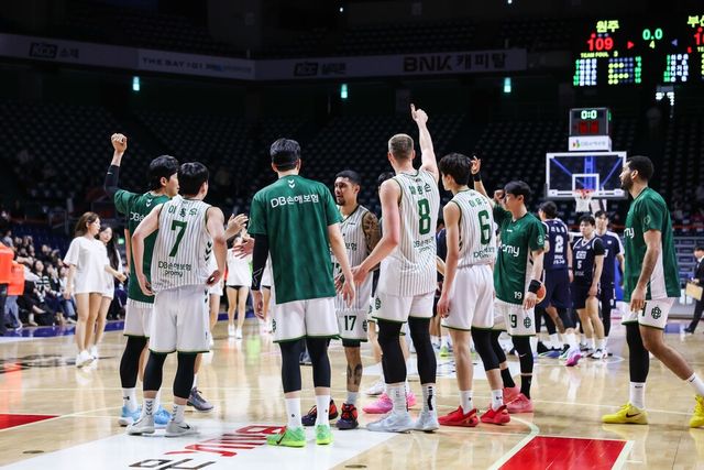 원주 DB 선수들이 기뻐하고 있다. /KBL 제공