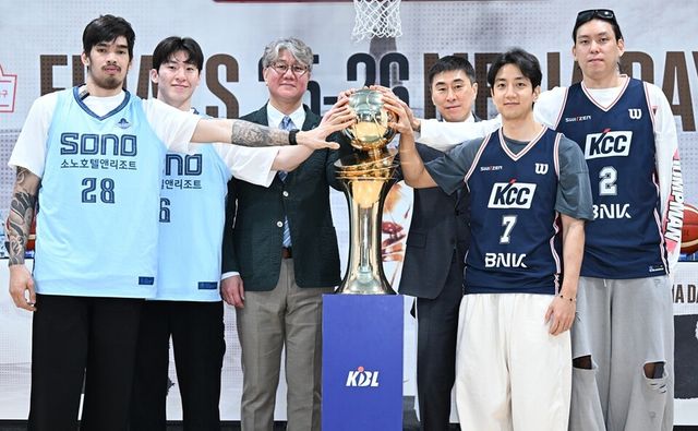 켐바오(왼쪽부터), 이정현, 손창환 소노 감독, 이상민 KCC 감독, 허훈, 최준용이 챔프전 우승 트로피와 함께 기념 촬영하고 있다. /KBL 제공