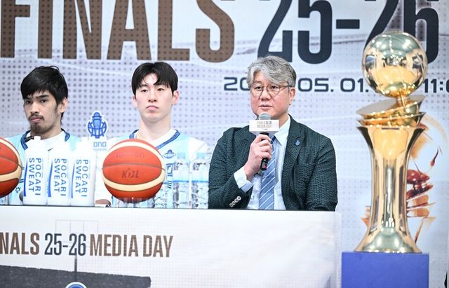 켐바오(왼쪽부터), 이정현, 손창환 소노 감독. /KBL 제공&nbsp;