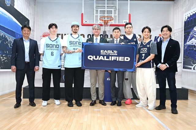 소노 선수단과 KCC 선수단이 챔피언결정전 진출로 다음 시즌 EASL 출전권을 확보한 후 기념 촬영하고 있다. /KBL 제공