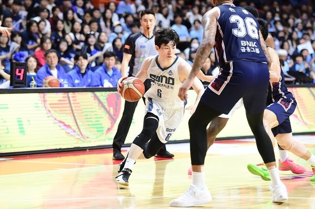 이정현이 돌파를 시도하고 있다. /KBL 제공