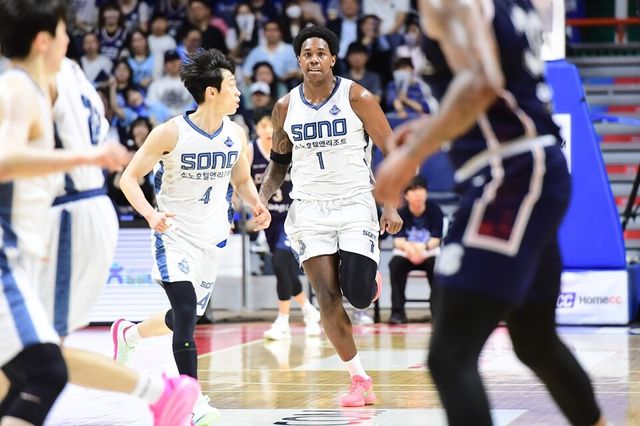 이재도(왼쪽)와 나이트가 백코트하고 있다. /KBL 제공