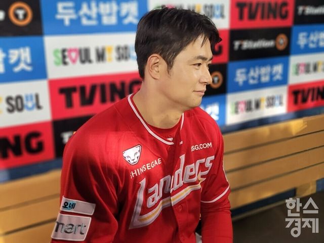 김재환이 8일 두산전 직후 더그아웃에서 인터뷰에 응하고 있다. /신희재 기자