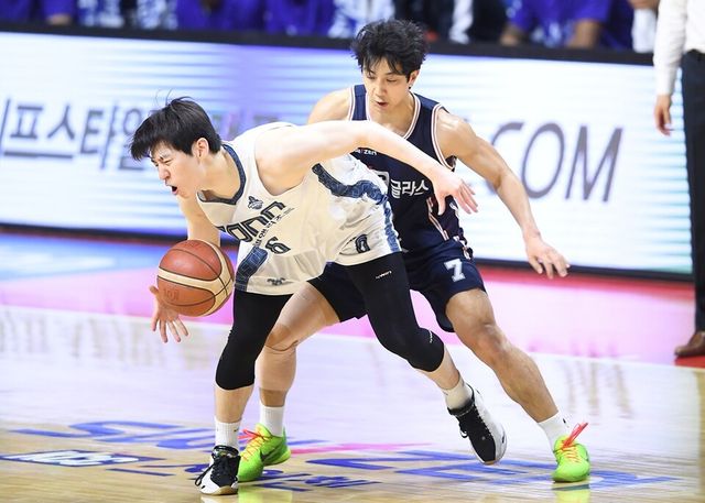 이정현(왼쪽)과 허훈이 경합하고 있다. /KBL 제공
