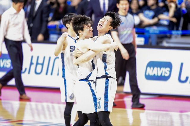 소노 선수들이 4차전 승리 후 기뻐하고 있다. /KBL 제공
