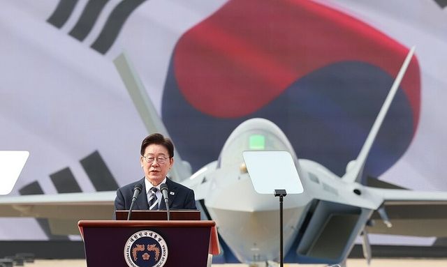 이재명 대통령이 지난 3월 25일 경남 사천 한국항공우주산업(KAI)에서 열린 KF-21 양산 1호기 출고식에서 격려사를 하고 있다./연합뉴스