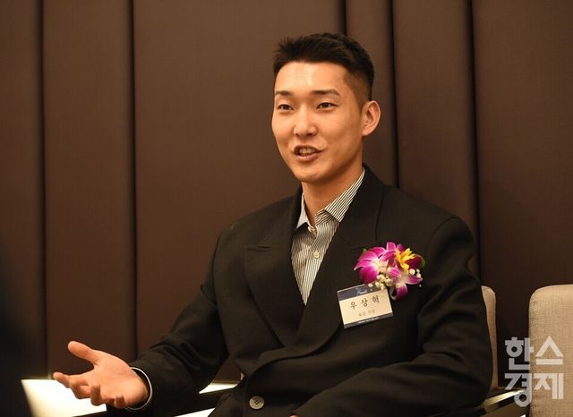 우상혁이 지난해 서울 여의도 FKI타워 다이아몬드홀에서 열린 제9회 K-스포노믹스 대상 시상식에서 대한체육회장상을 수상한 후 본지와 인터뷰하고 있다. / 이호형 기자
