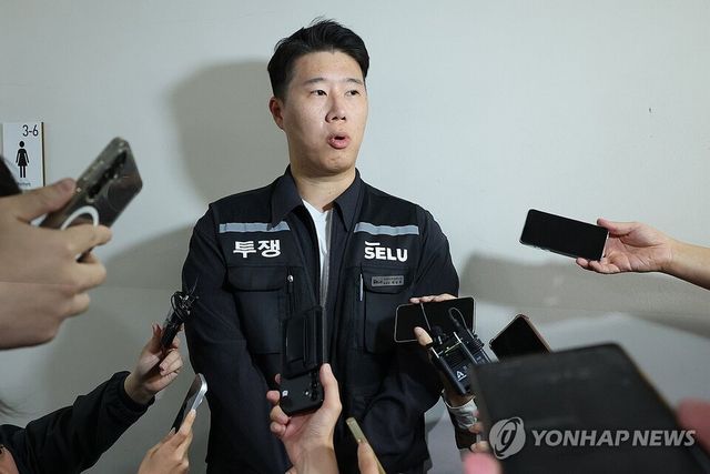 최승호 초기업노조 삼성전자지부 위원장이 12일 세종시 정부세종청사 중앙노동위원회에서 열린 2차 사후조정회의 도중 회의장 밖으로 나와 취재진에게 입장을 밝히고 있다.최 위원장은 