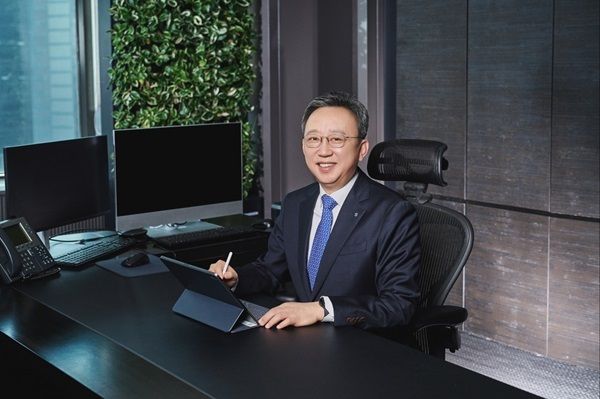 정상혁 신한은행장이 두 번째 임기 만료를 앞두고 있는 가운데 최고경영자(CEO)의 대표적인 성과 지표인 재무실적과 더불어&nbsp;‘기관영업의 꽃’으로 불리는 서울시 금고지기를 독차지하며 경영 능력을 입증하고 있다. /신한은행 제공&nbsp;