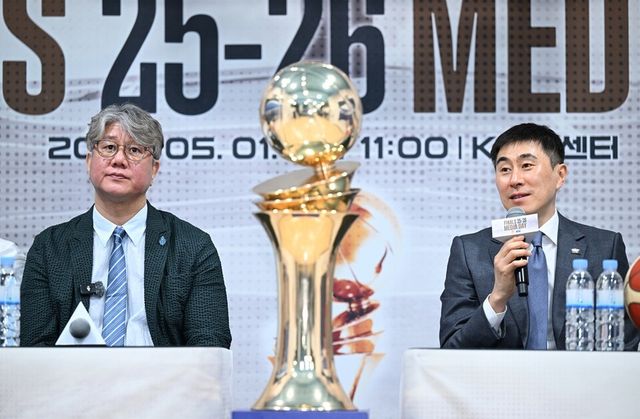 손창환(왼쪽) 소노 감독과 이상민 KCC 감독. /KBL 제공