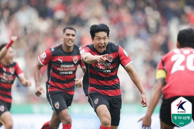 이호재(가운데)가 득점 직후 세리머니하고 있다. /한국프로축구연맹 제공