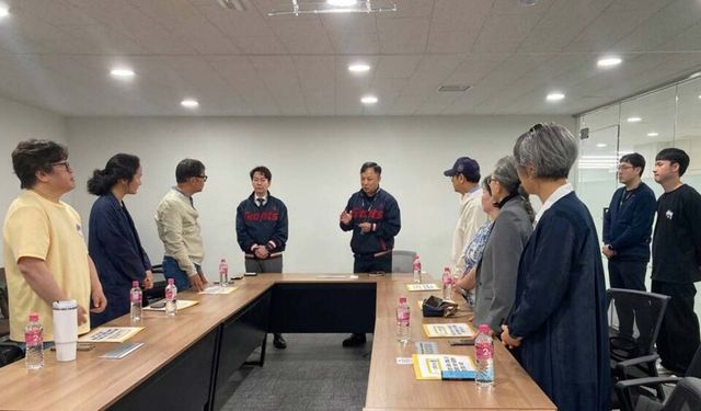 노무현재단 관계자가 12일&nbsp;부산 사직구장을 찾아 구단에 항의 서한을 전달하고 있다. /사람사는세상 노무현재단 제공