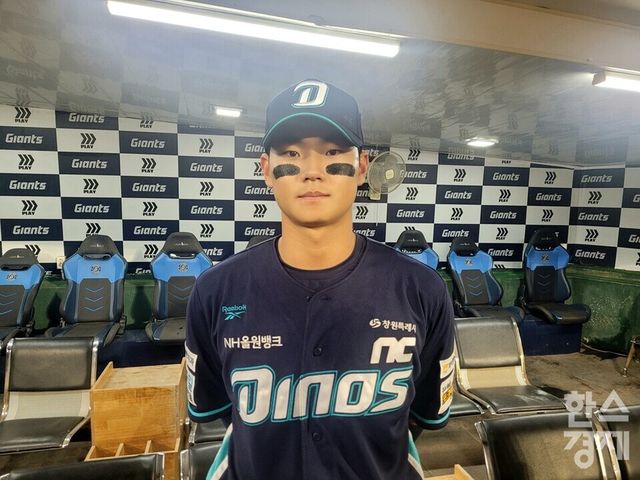 김주원이 12일 부산 사직구장에서 롯데 자이언츠와 경기를 마친 후 촬영 요청에 응하고 있다. /신희재 기자