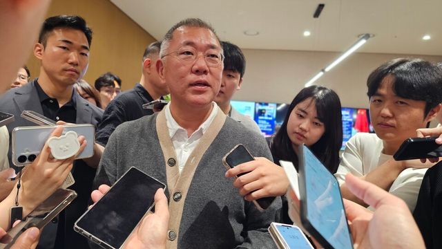 정의선 현대차그룹 회장이 '로비 스토리 타운홀' 행사 전 기자들과 만나 질문에 답변을 하고 있다./곽호준 기자