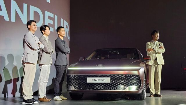 (왼쪽부터)&nbsp;윤효준 현대차 국내사업본부장 전무, 송현 현대차&nbsp;현대내장디자인실장 상무, 박영우 현대차&nbsp;인포테인먼트소프트웨어개발실장 상무, 한동혁 현대차&nbsp;MLV프로젝트2실장 상무가 지난 13일 서울&nbsp;광진구 '그랜드&nbsp;워커힐&nbsp;빛의&nbsp;시어터'에서&nbsp;진행한 '더&nbsp;뉴&nbsp;그랜저&nbsp;미디어&nbsp;데이' 행사에서 기념 촬영을 하고 있다./곽호준 기자