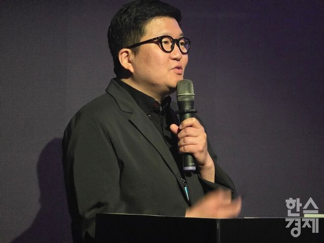 황종환 캐논코리아 매니저가 14일 열린 캐논 신제품 ‘EOS R6 V’ 출시 기자간담회에서 발언하고 있다./김종효 기자